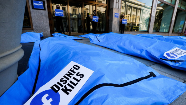 裹尸袋上印有脸书公司标志和“虚假信息在杀人”的文字