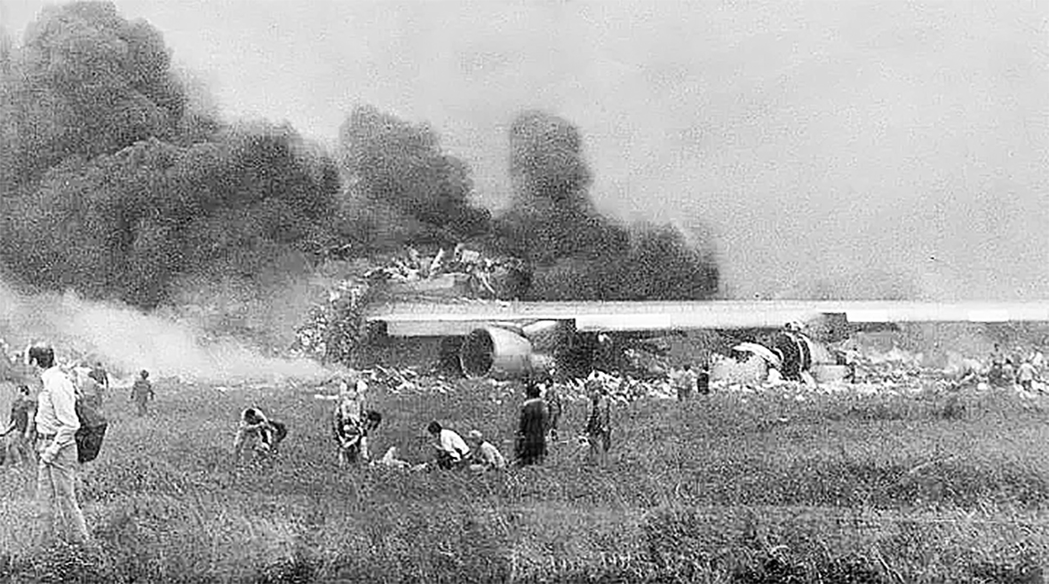 泛美航空1736号航班的飞机冒出滚滚浓烟。