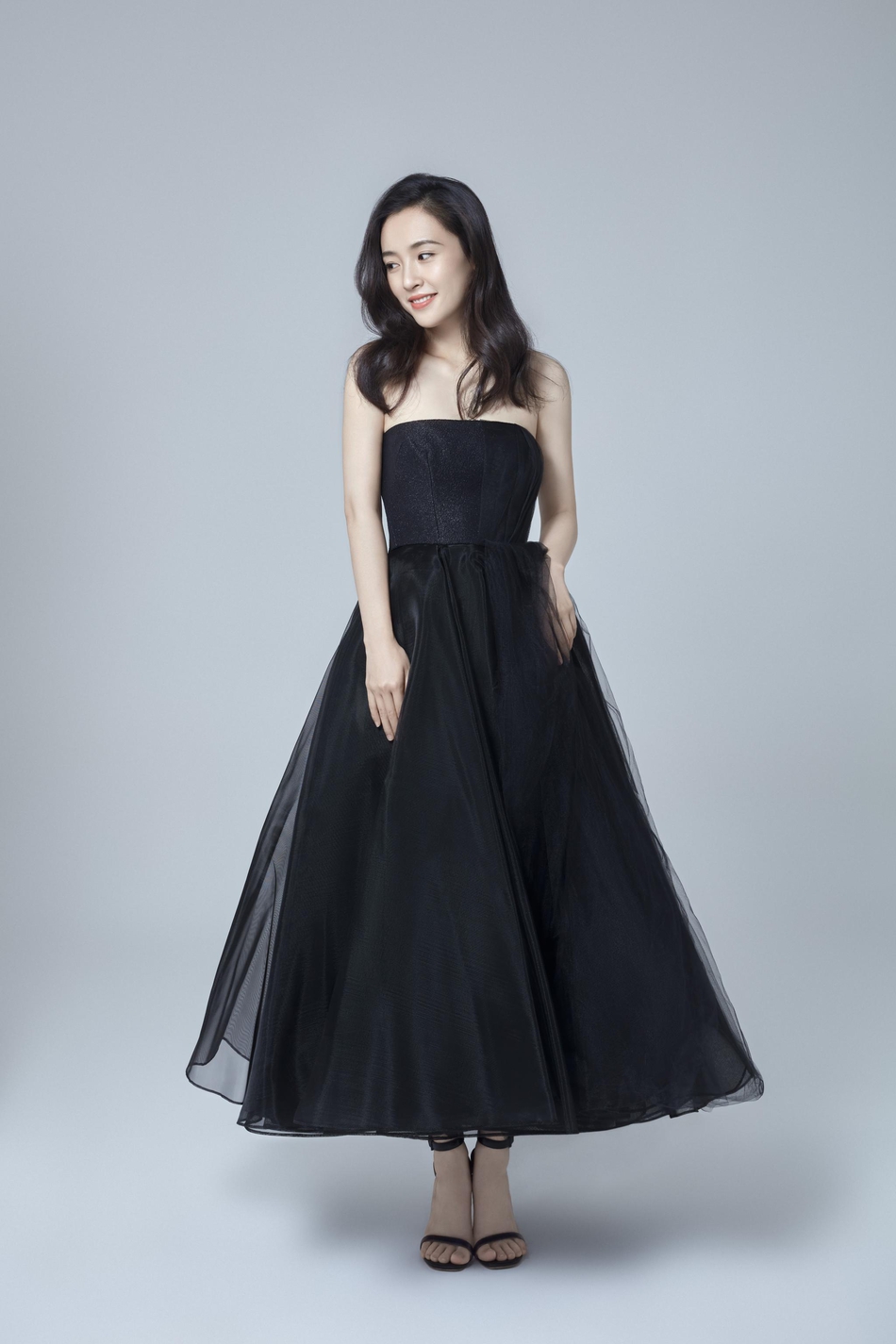 吴倩黑色抹胸纱裙 勾勒身材曲线尽显优雅