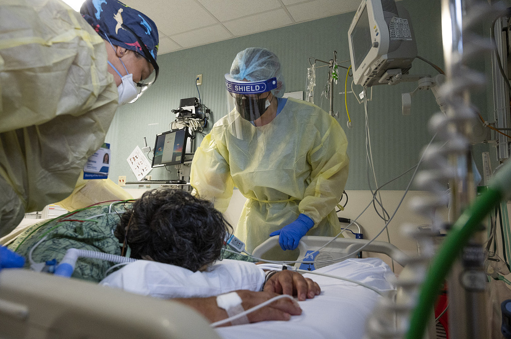 美媒全美日均超10万新冠患者住院医护资源濒临崩溃