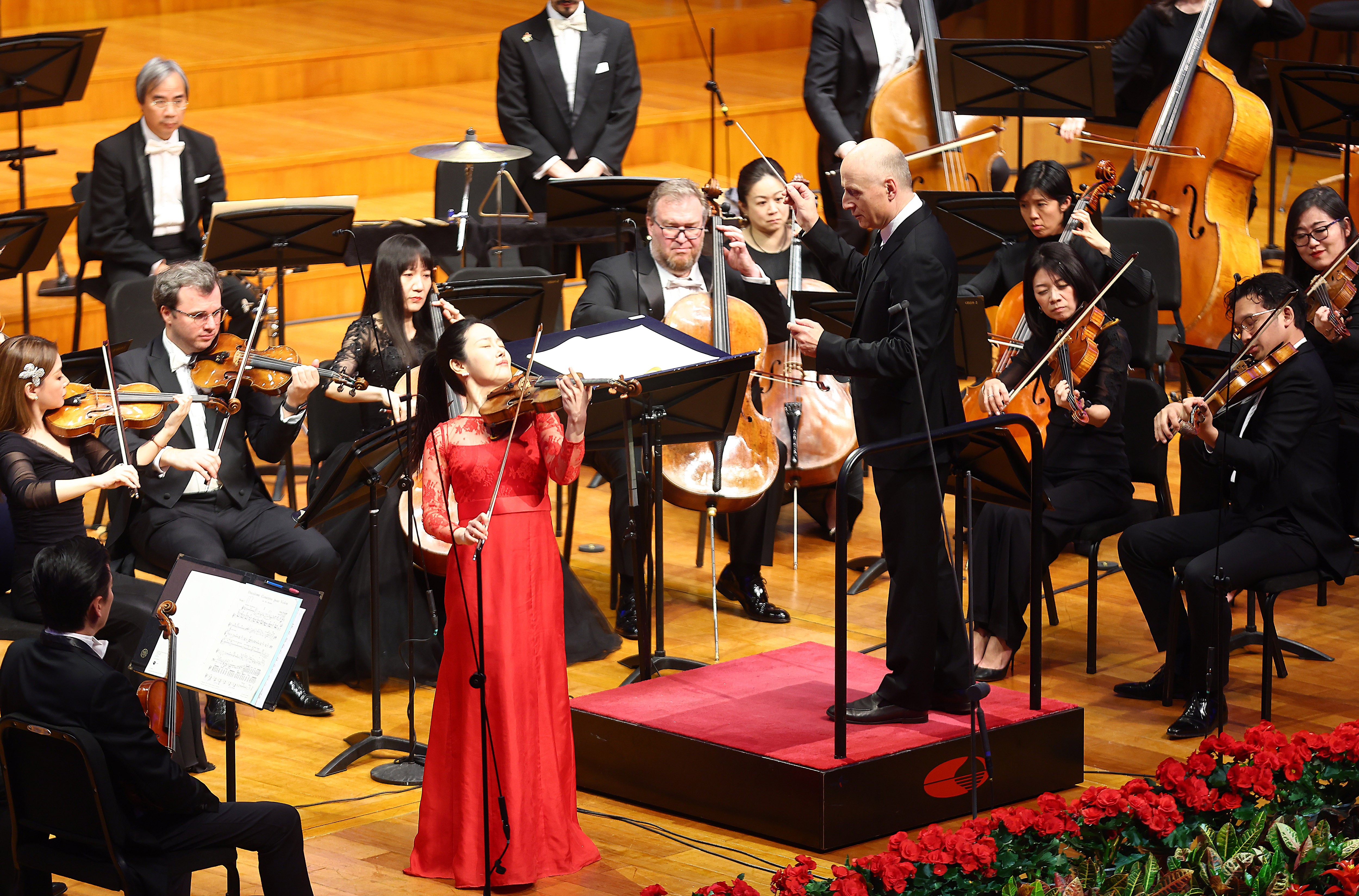 韩国小提琴家金本索里与香港管弦乐团演奏《第二小提琴协奏曲》 本报记者 卢 旭 摄