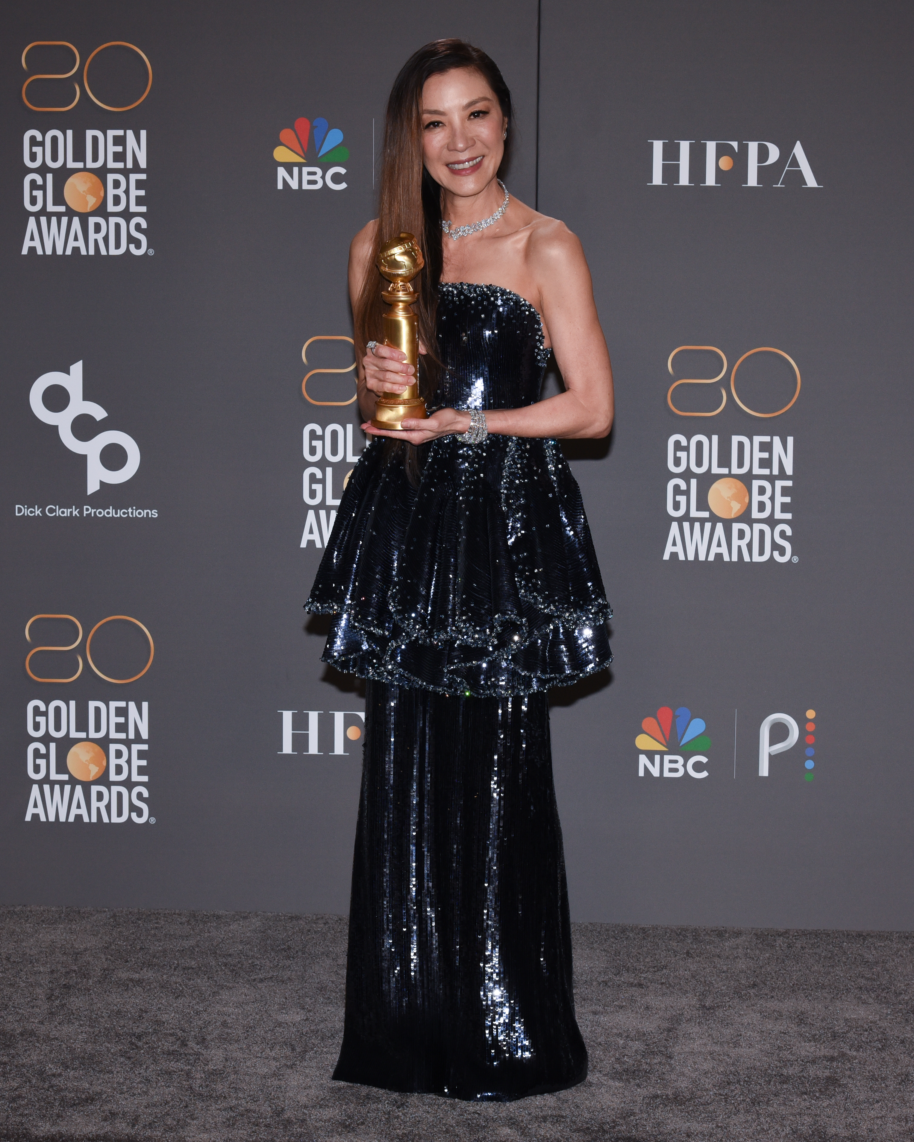 杨紫琼手捧最佳女主角奖杯 (ic photo)