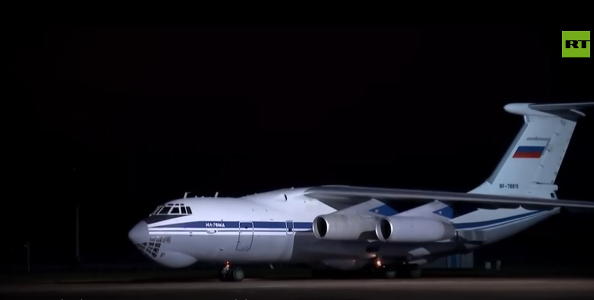 RT报道称，俄国防部公布的视频显示，乌方释放的110名俄方人员乘飞机抵达莫斯科州契卡洛夫斯基军用机场