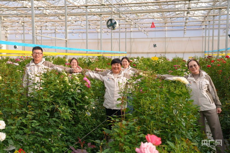 蔡艳飞（右一）和她的育种团队成员（央广网记者 魏文青 摄）