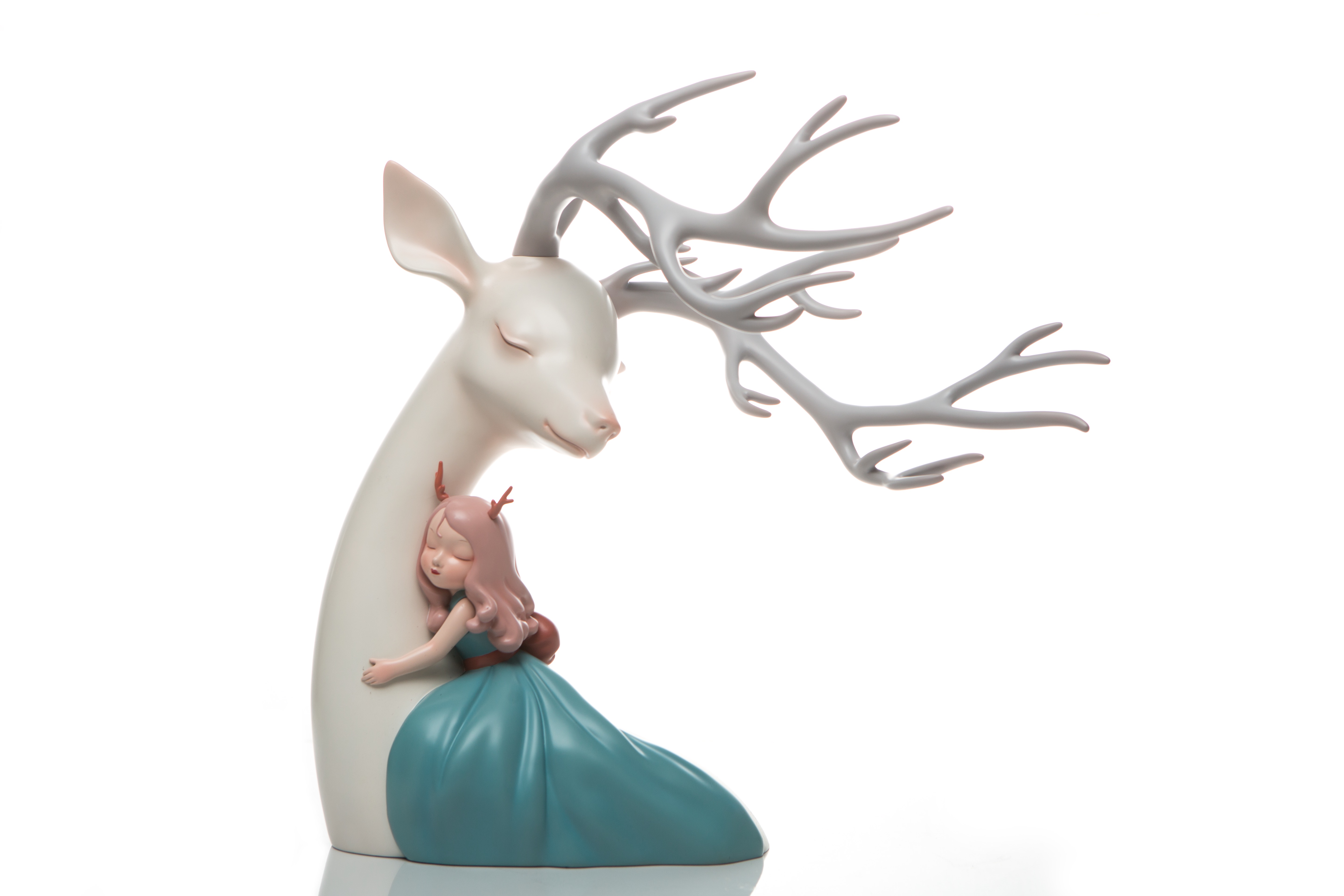 贾晓鸥《可米生活·白夜童话-祥鹿·依赖》材质:高质宝丽石 尺寸:58x