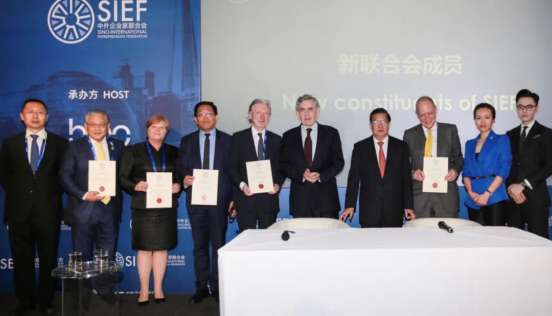 中外企业家联合会理事会及顾问委员会成员任命仪式从左至右分别为：董斌、艾路明、奈斯安、钱建农、戴维森勋爵、戈登·布朗、龙永图、秦智涛爵士、张薇、霍歌