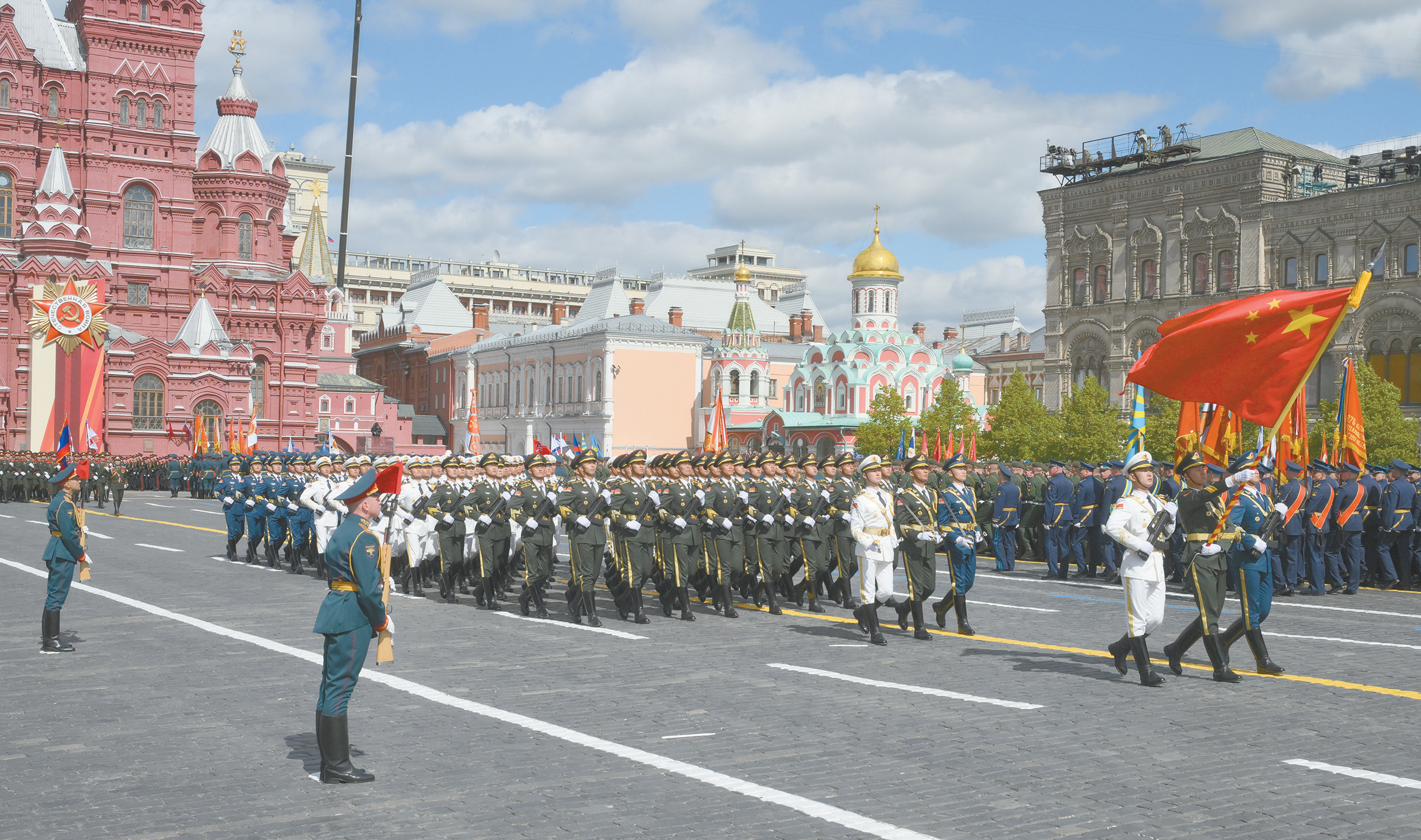 中国人民解放军仪仗司礼大队仪仗分队9日参加红场阅兵。(视觉中国)