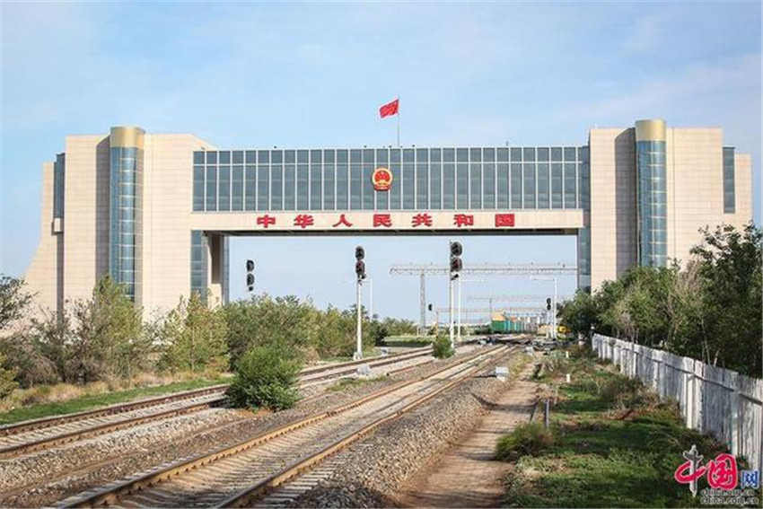 国门庄严肃穆，国际铁路在下面通过（摄影：中国网记者 伦晓璇）