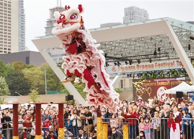 在加拿大多伦多龙文化节现场，演员正在表演高桩舞狮。