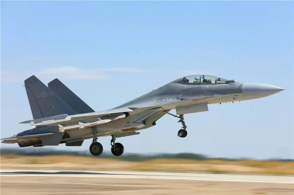 绿媒紧盯:解放军军机今再次大批出动,在台东南海空域实施海空联训
