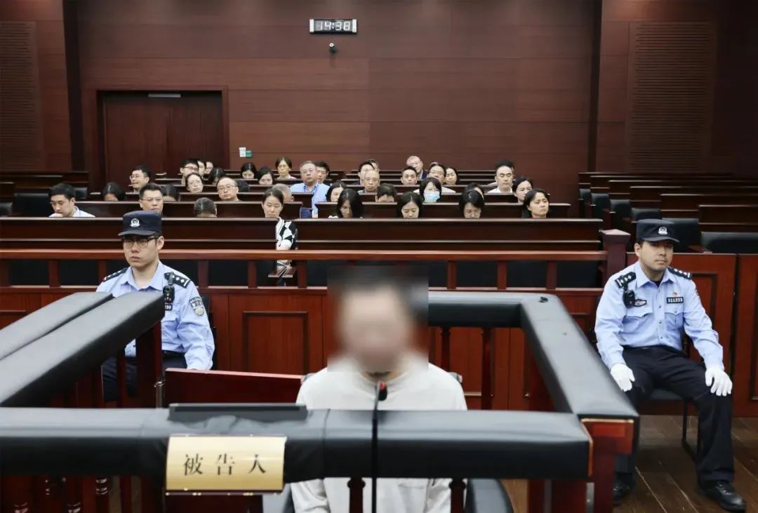 在近一个小时的庭审中,控辩双方就案件的事实,证据及定罪量刑问题
