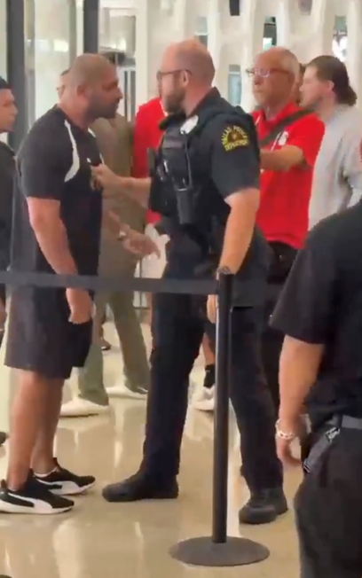 达拉斯一名警察（右）与埃及队人员发生冲突。 图源：外媒视频截图