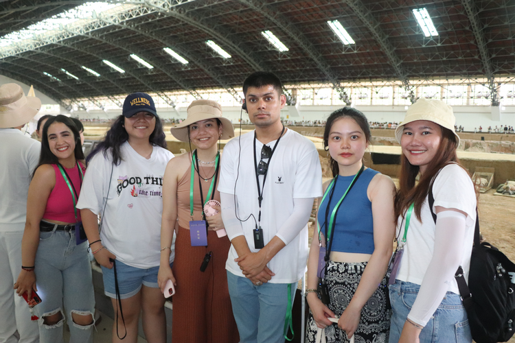 外国博主与北京外国语大学国际学生打卡秦始皇帝陵博物院 摄影 张雨晨