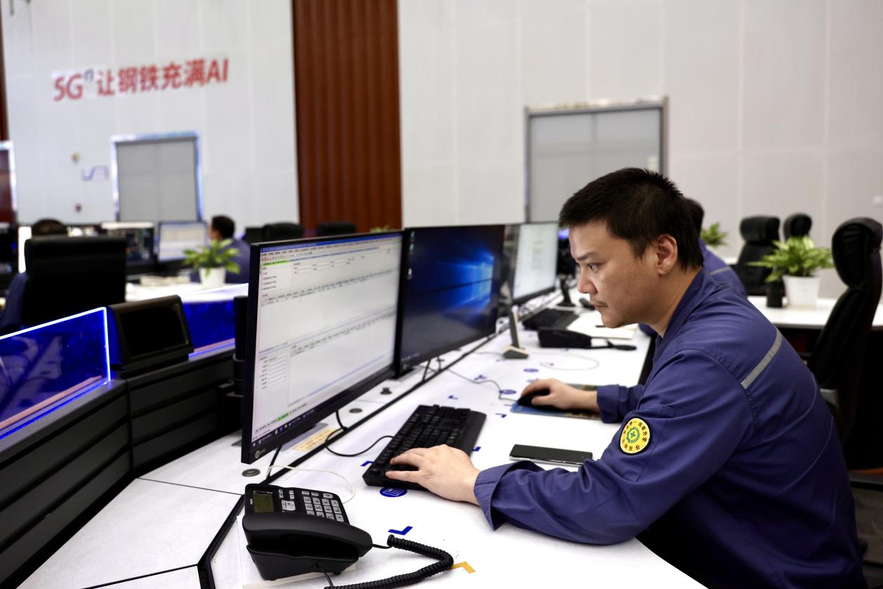 5G管控中心的工程师正在分析生产情况。蒋雨师 摄