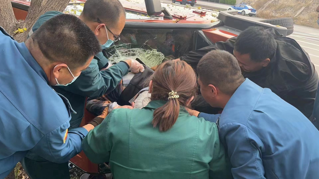 公交司机、医护人员正在将被困老人搀扶出车外。受访者供图。