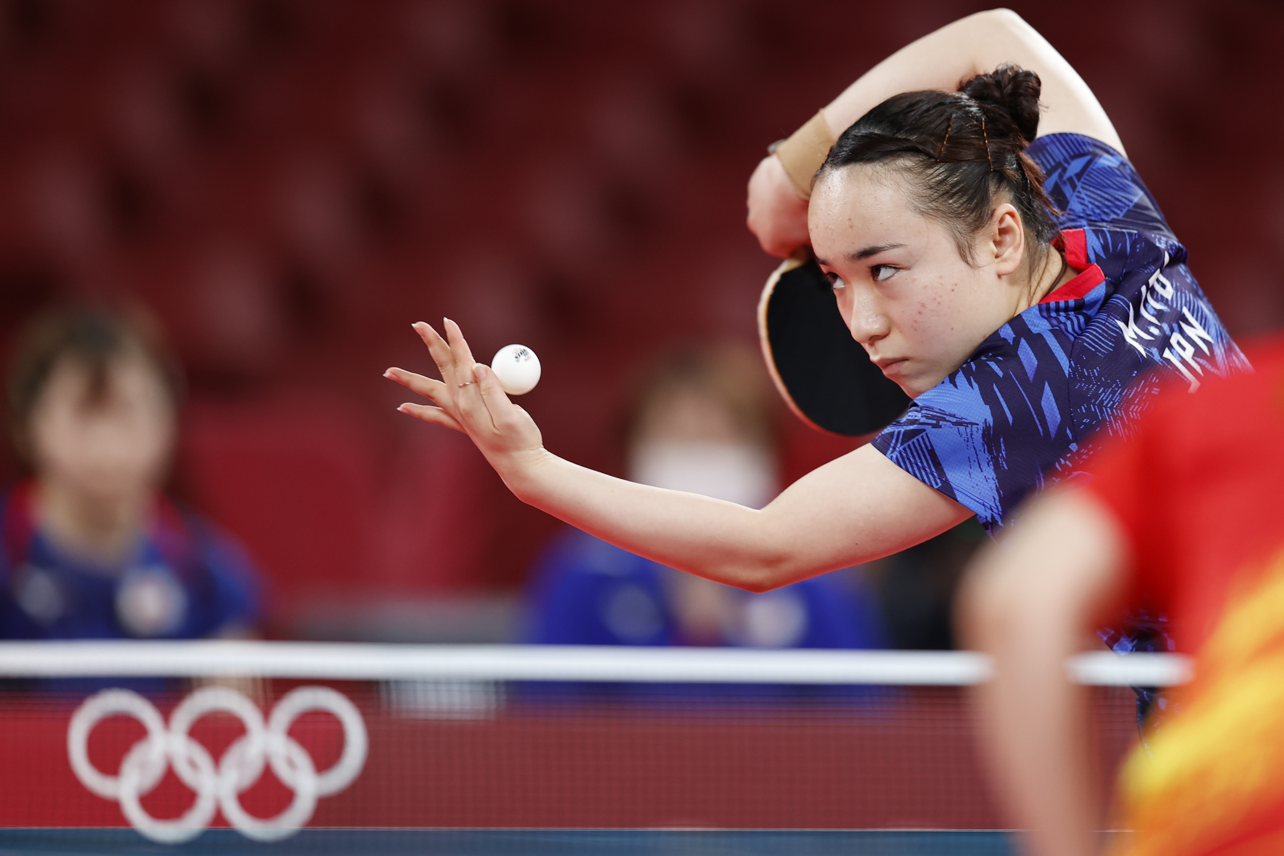 伊藤美诚标志性的发球动作.