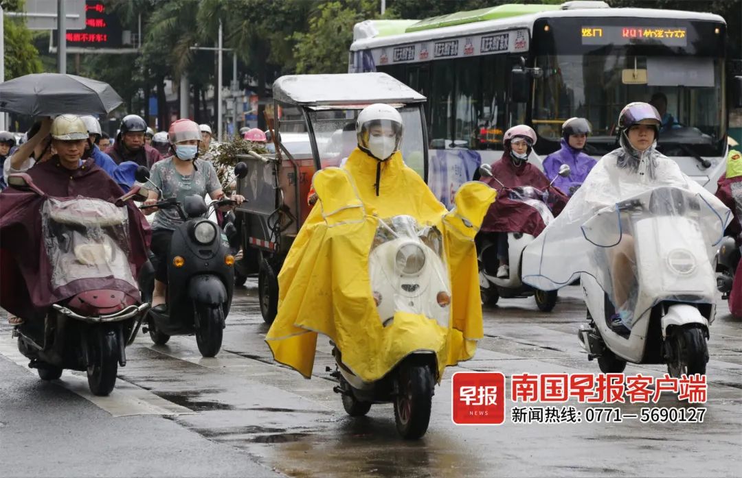 6月8日早上,南寧市民冒雨出行.南國早報全媒體記者 何定堅攝