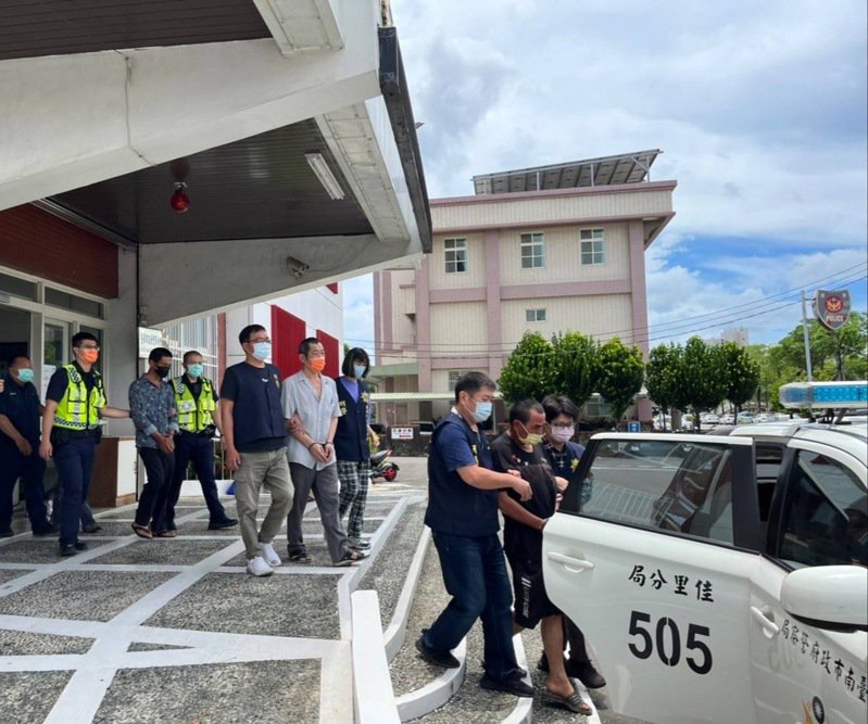 “掳鸽勒赎集团”8名犯罪嫌疑人被台南警方逮捕。图自联合新闻网