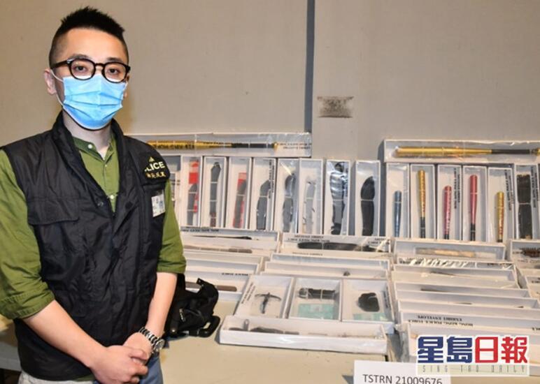 警方在尖沙嘴一酒店检获大批武器（图片来源：香港《星岛日报》）
