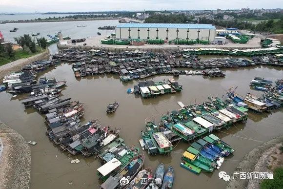 钦州犀牛脚渔港的大量渔船回港避风
