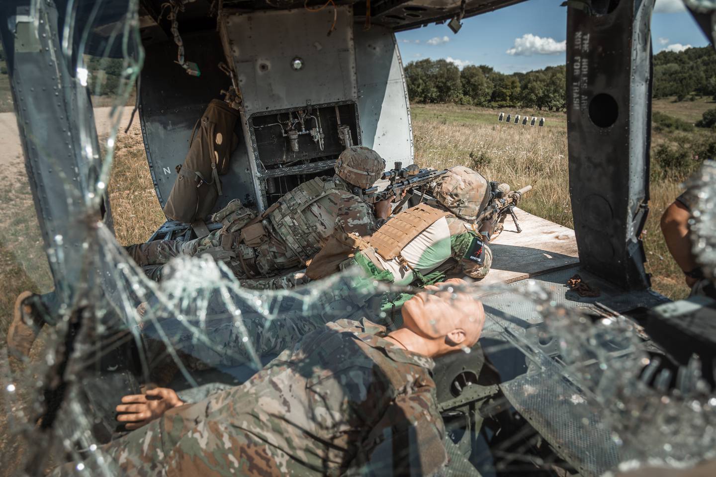 8月9日比赛，两名美军狙击手从被“击落”直升机内射击