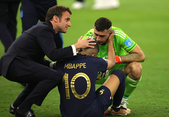 法国总统马克龙（左）在球场上尝试安慰法国队球员姆巴佩（中） 图源：外媒