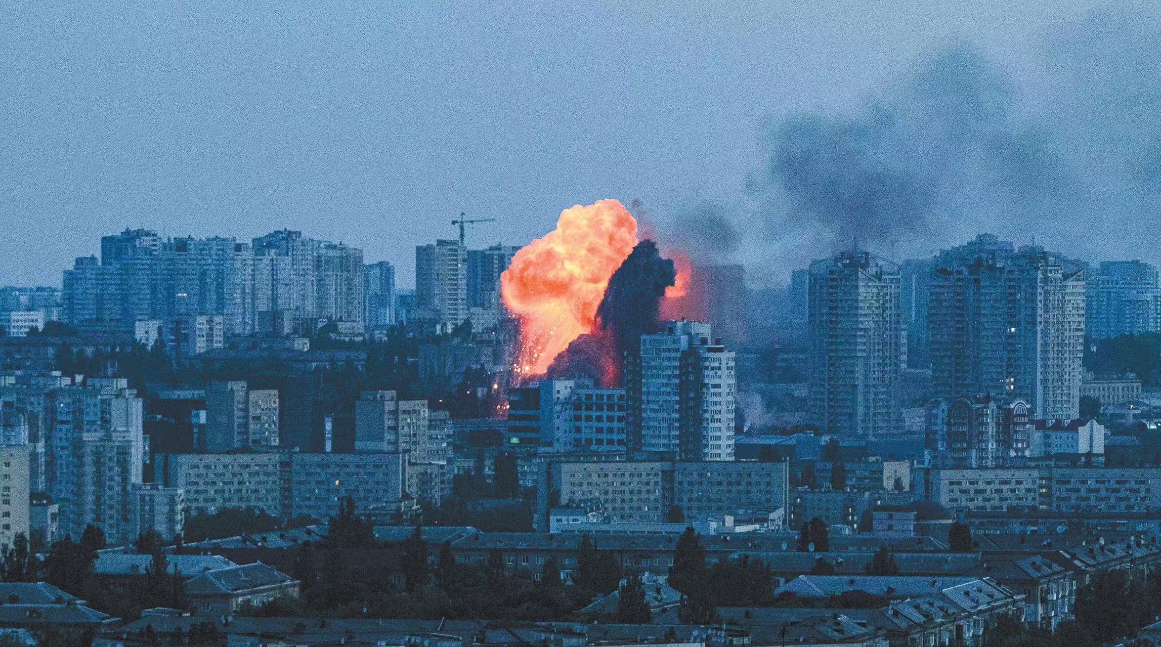 6日,乌克兰首都基辅遭俄罗斯空袭。(视觉中国)