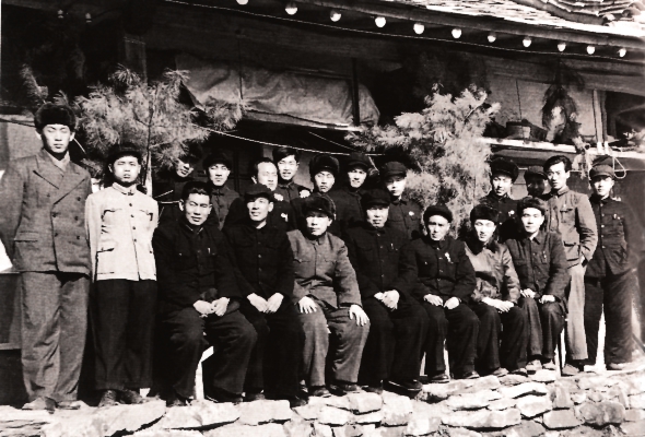 1951年11月外交部副部长伍修权(前排左五)与驻朝鲜大使倪志亮(前排左六)等使馆人员在当时位于平壤郊区的中国大使馆前合影