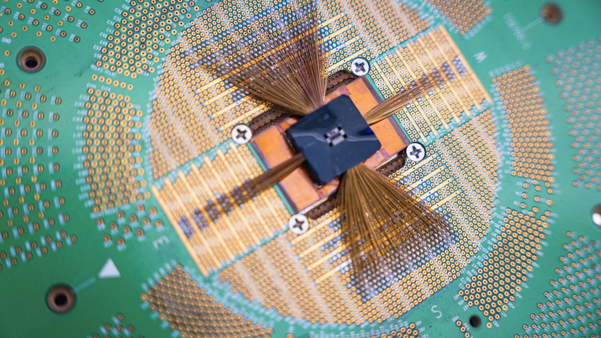 乌镇实验室展示的晶圆测试中的探针卡(央广网记者 尚天宇 摄)