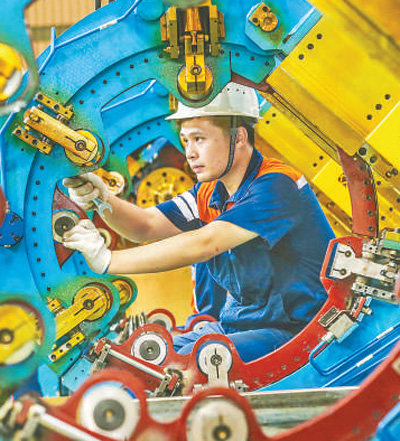 安徽马鞍山经开区,工人在装配冶金智能装备产品. 王文生摄(影像中国)