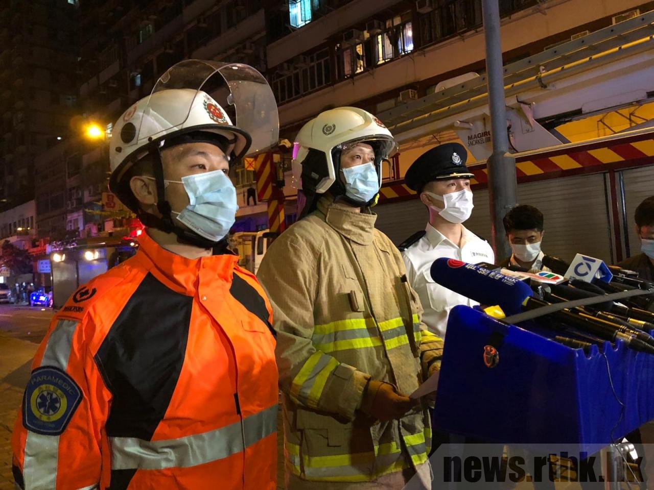 消防处九龙南助理区长张广源（中）称，火灾现场位于唐楼一楼，并非劏房。图源港媒 