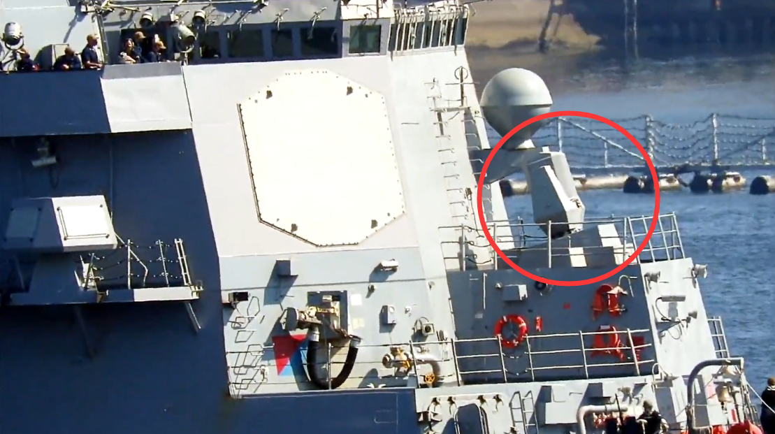日本网友拍摄到的“杜威”号出海画面，红圈中的就是安装在近防炮炮位上的激光武器