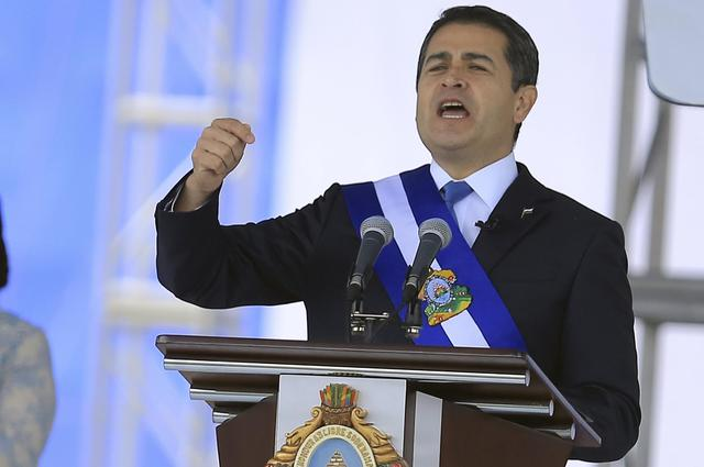 2018年1月27日，在洪都拉斯首都特古西加尔巴，洪当选总统胡安·奥兰多·埃尔南德斯发表就职演讲。（新华社发，拉斐尔·奥乔亚摄）