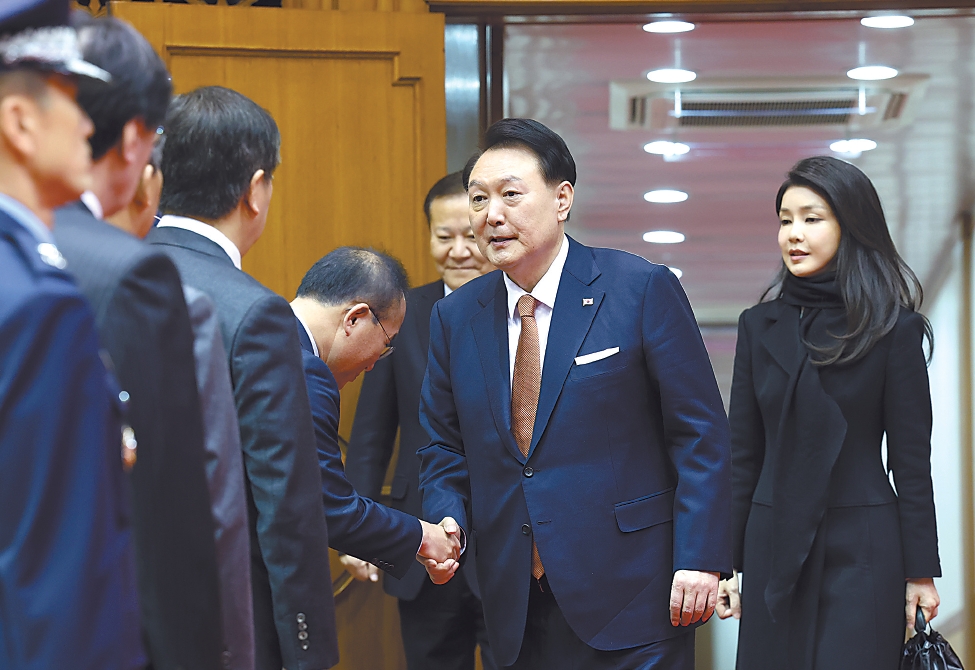 2023年12月15日，韩国总统尹锡悦和“第一夫人”金建希结束荷兰之行返回韩国。韩媒称这是金建希最后一次公开露面。（视觉中国）