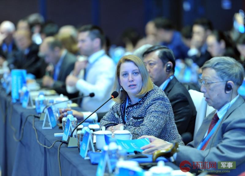 2019年10月16日下午，出席第十六届北京国际军控研讨会的一位代表向发言人提问。  杨铁虎 摄