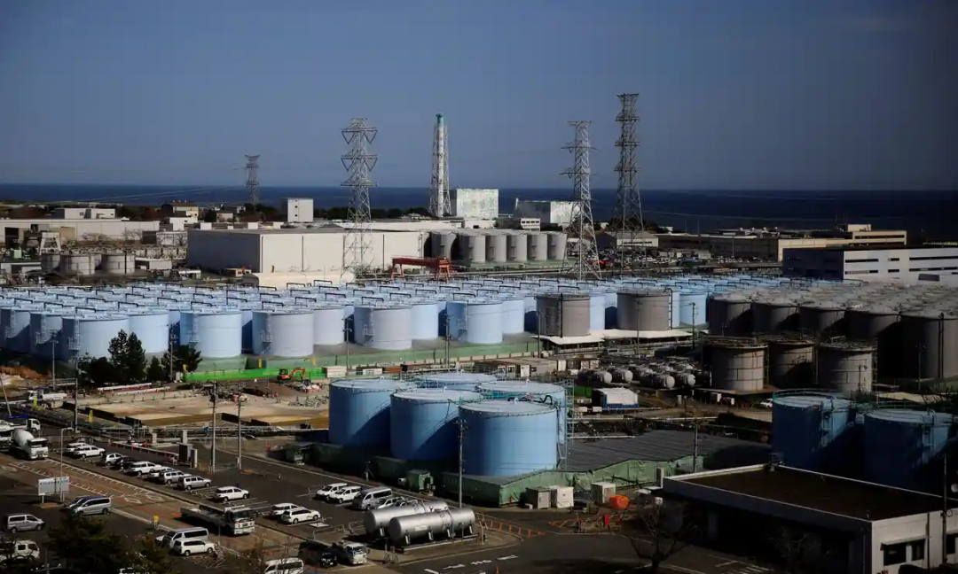 在日本福岛大隈町被海啸破坏的福岛第一核电站，可以看到处理过的水的储存罐。图片来源：英国《卫报》