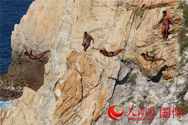 刚从悬崖跳下的三勇者正做飞燕状落入水中 于世文 摄