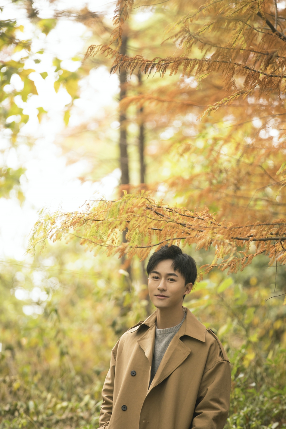 付嘉身着风衣 造型温暖治愈