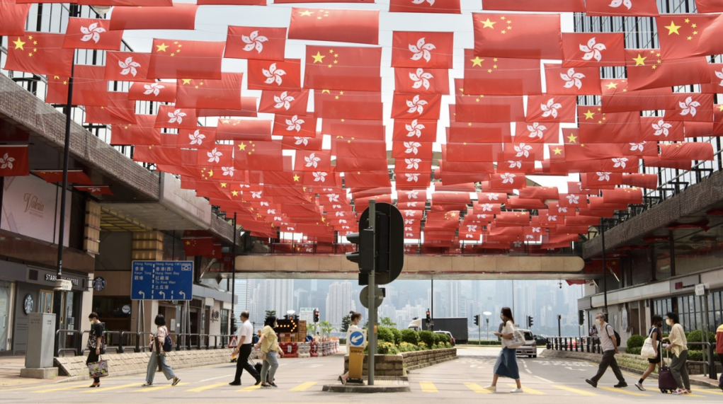 香港尖东街头挂满国旗和特区区旗，庆祝中华人民共和国成立72周年。图自中新社