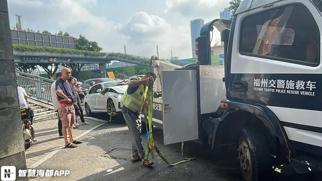 白色宝马车已被福州交警施救车拖至路边天桥下
