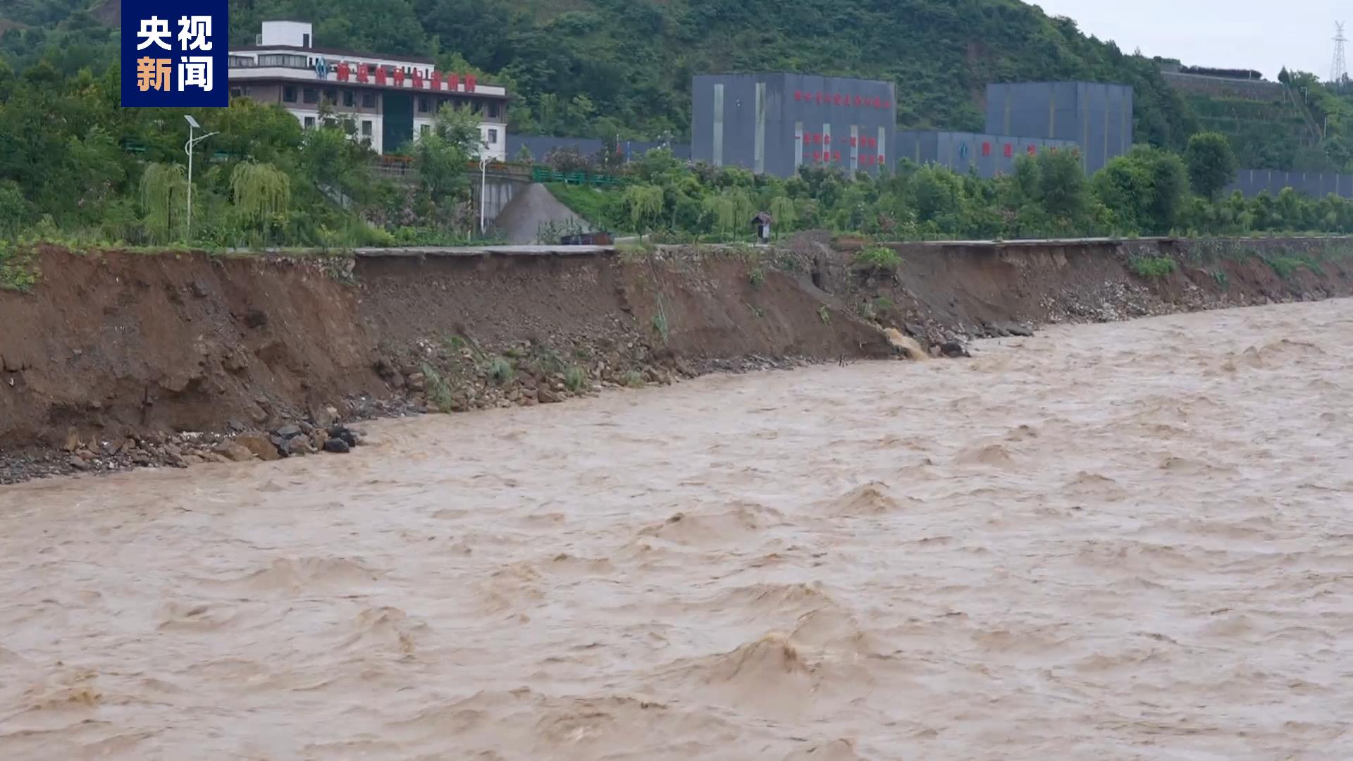 强降雨致陕西山阳多处山体滑坡,道路塌方