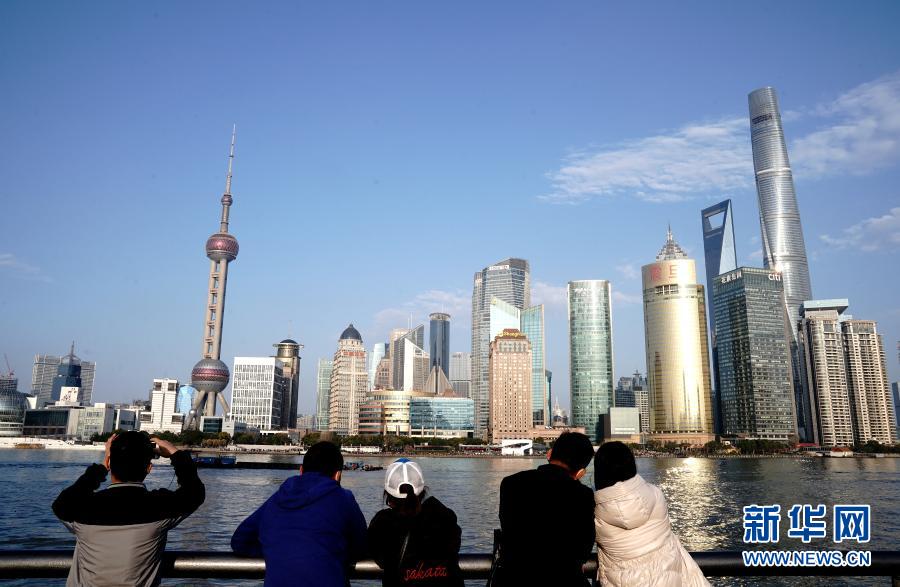 2月14日,游客在上海外滩观光.新华社记者 张建松 摄