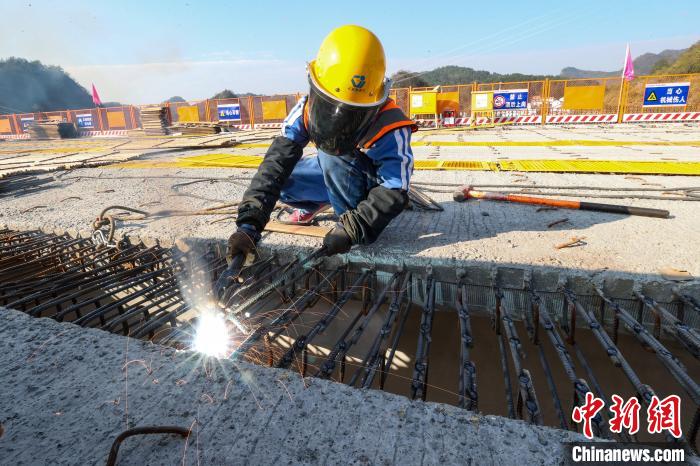 11月21日,贵州省平塘县,工人在贵州贵(阳)平(塘)高速公路田坝大桥施工