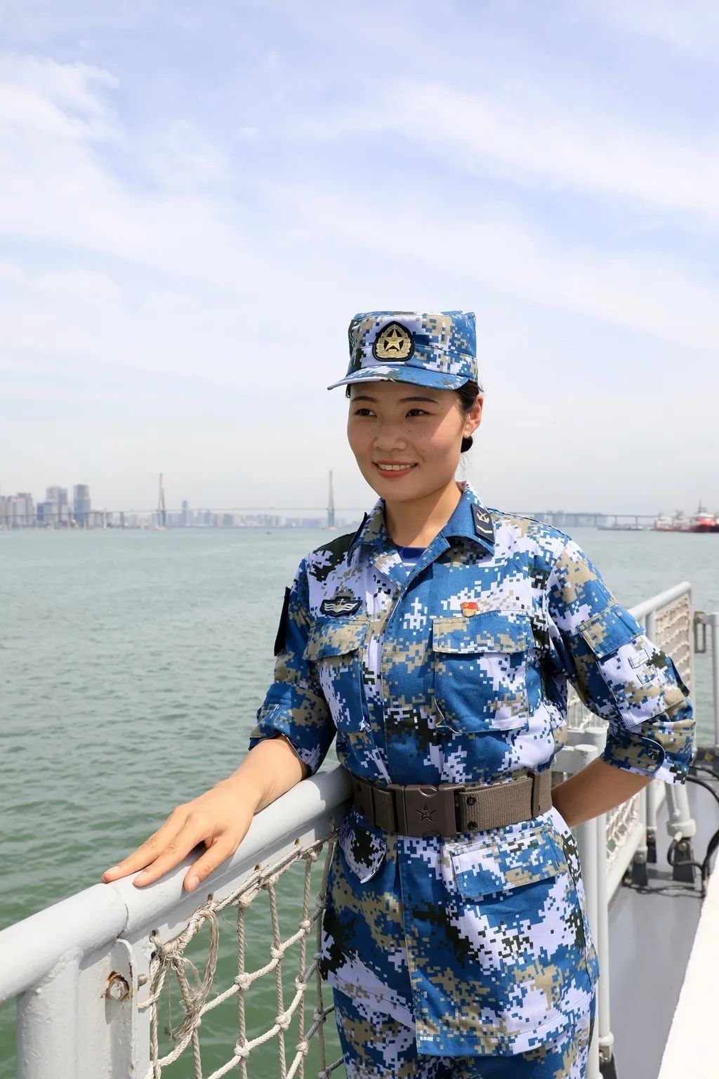 海军夏常服 女兵图片