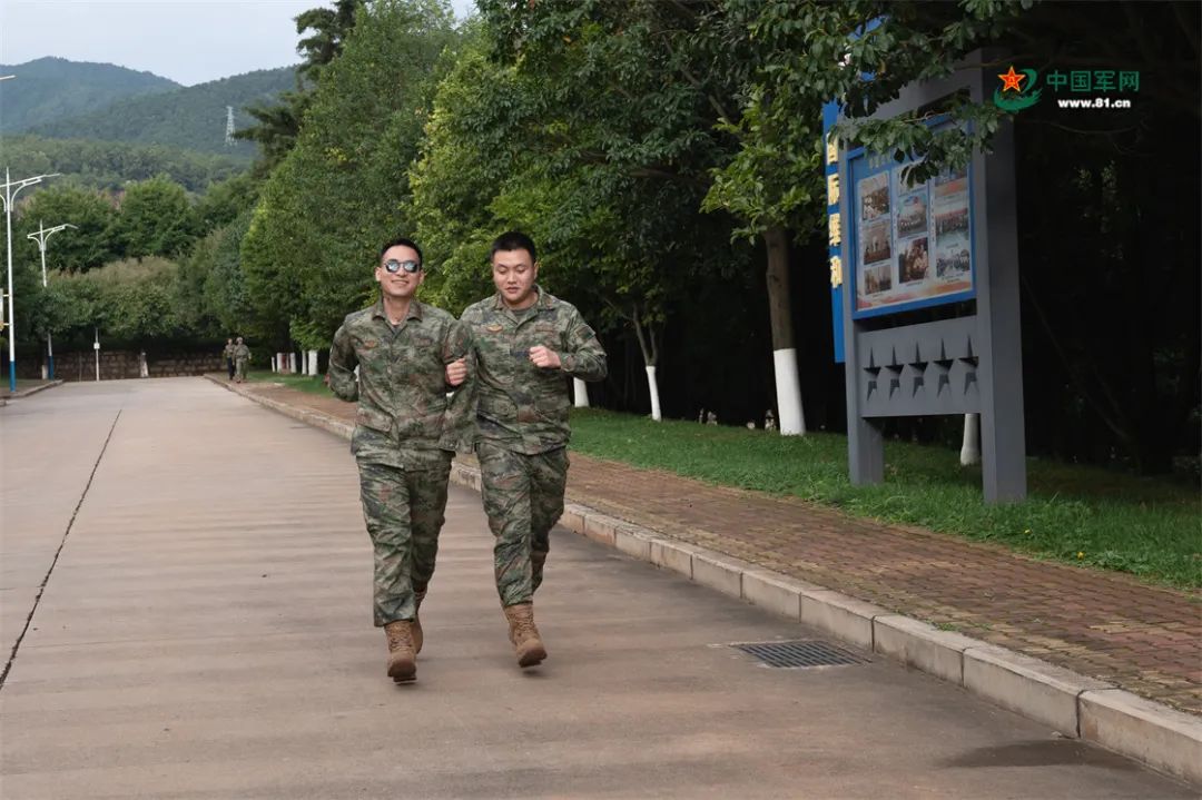 杜富国在战友陪伴下奔跑