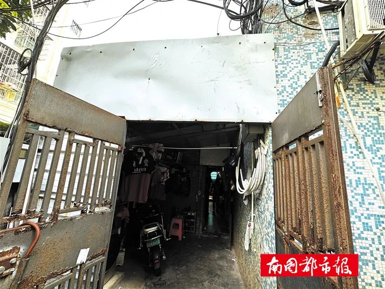 左侧铁皮屋内的情况