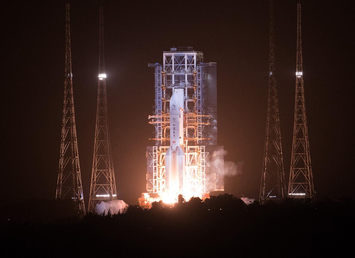 11月24日4时30分，我国用长征五号遥五运载火箭成功发射探月工程嫦娥五号探测器。新华社记者 金立旺 摄