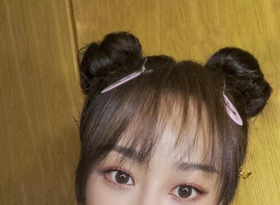 杨紫双丸子头造型亮相 懒理粉丝诉求更换造型师