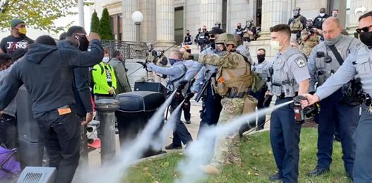 警方向示威者喷射胡椒喷雾 图源:《国会山报》