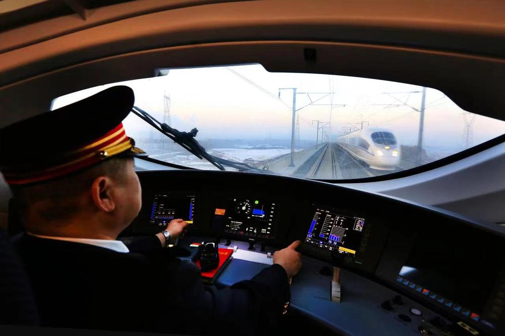 司机驾驶高铁列车行驶在哈大高铁线路上.